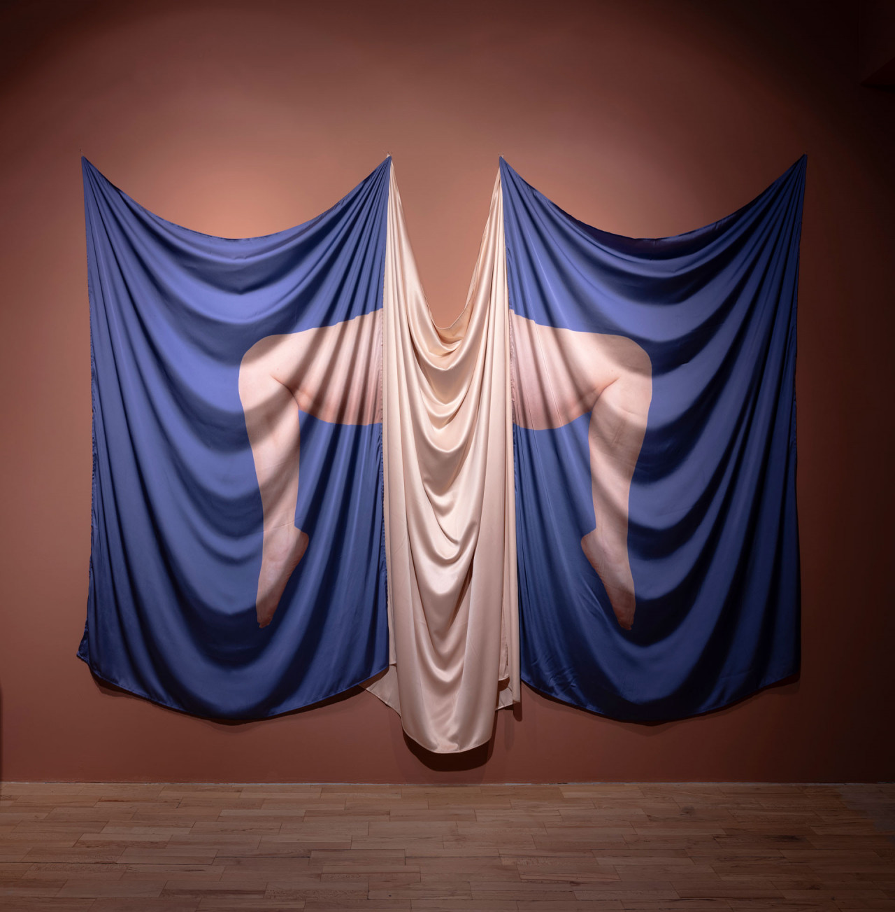 <em>Curtain Call</em> (2021), dans <em>Kendinin Avcisi</em>, Versus Art Project, Istanbul, Turquie, 2024