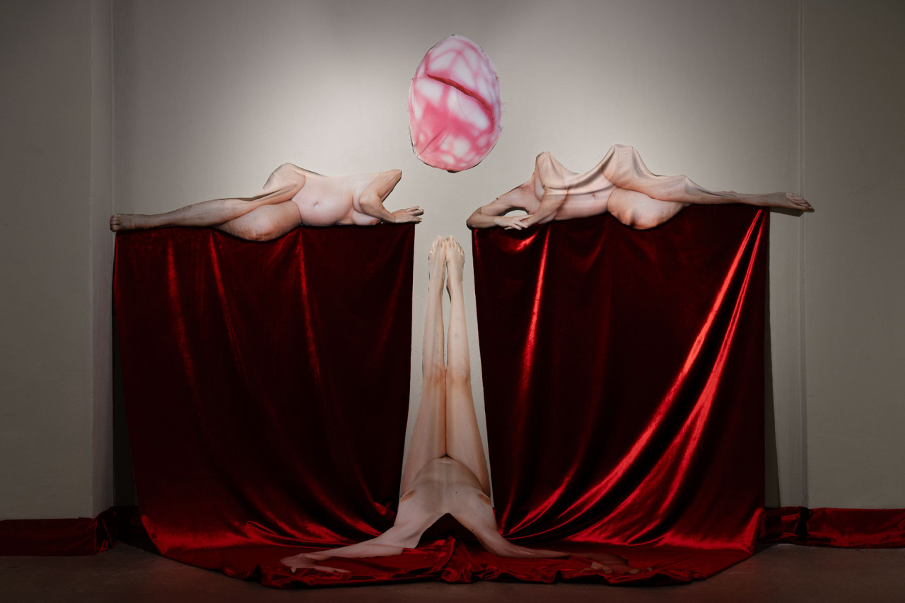 <em>ADA</em> (2025), exposition personnelle, Çatı Sanat Alani, Izmir, Turquie, 2025, Crédit Photo: Oguz Karakutuk