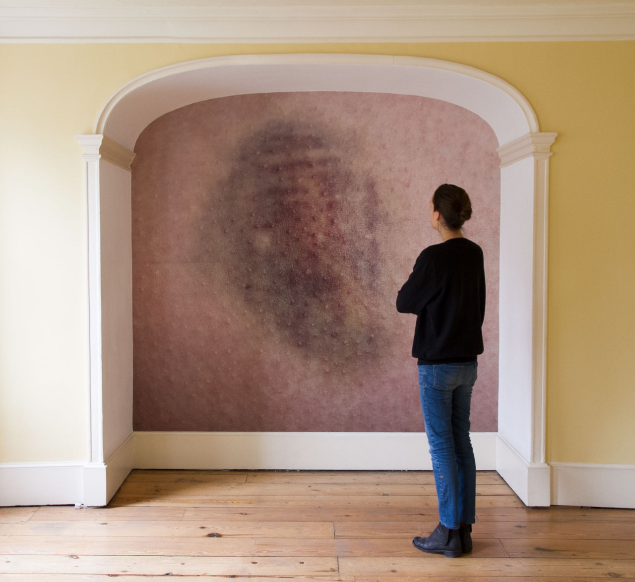 <em>Bruise</em> (2016), dans <em>Ichor,</em> Danielle Arnaud, Londres, UK, 2016, Crédit Photo: Alix Marie