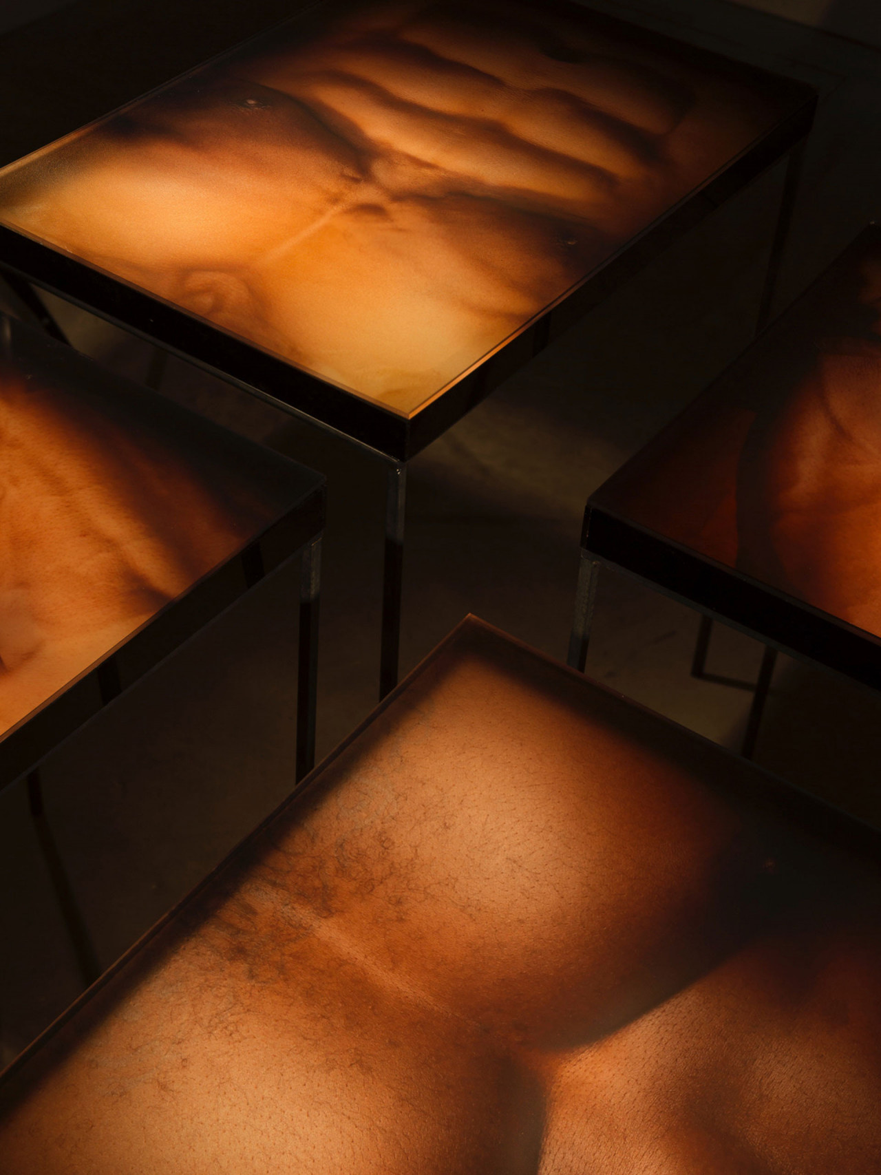 <em>The more he starts to bring that water out the better he has a tendency to appear</em> (2019) dans <em>Shredded</em> (2019), exposition personnelle, Roman Road, Londres, Royaume-Uni, 2019, Crédit Photo: Ollie Hammick