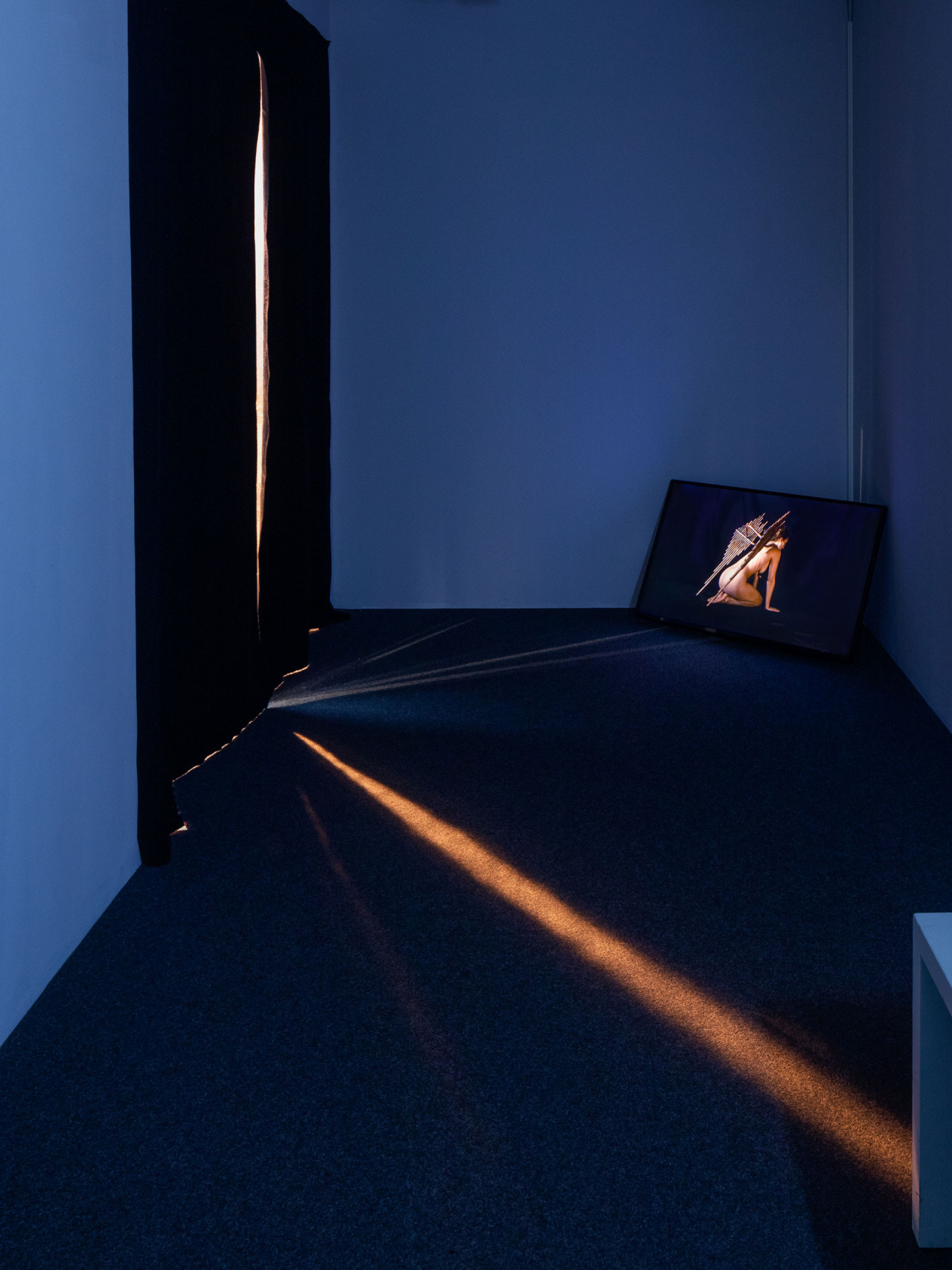 Styx - La déesse(2021) dans l'exposition personnelle Styx, PHOXXI Deichtorhallen, Hambourg, Allemagne 2022. Crédit Photo: Henning Rogge