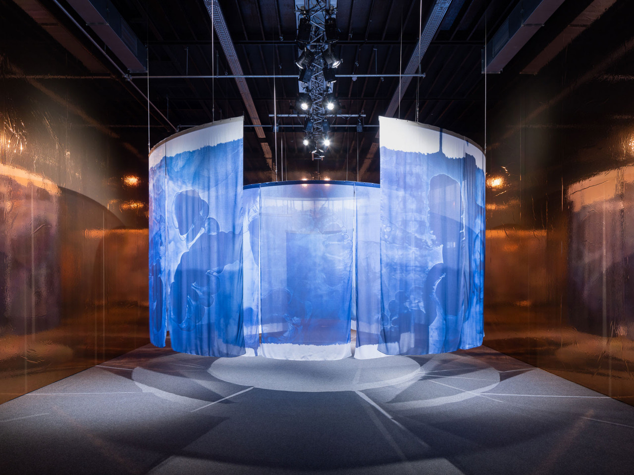 <em>Styx - La rivière</em> (2021) dans l'exposition personnelle <em>Styx</em>, PHOXXI Deichtorhallen, Hambourg, Allemagne 2022. Crédit Photo: Henning Rogge