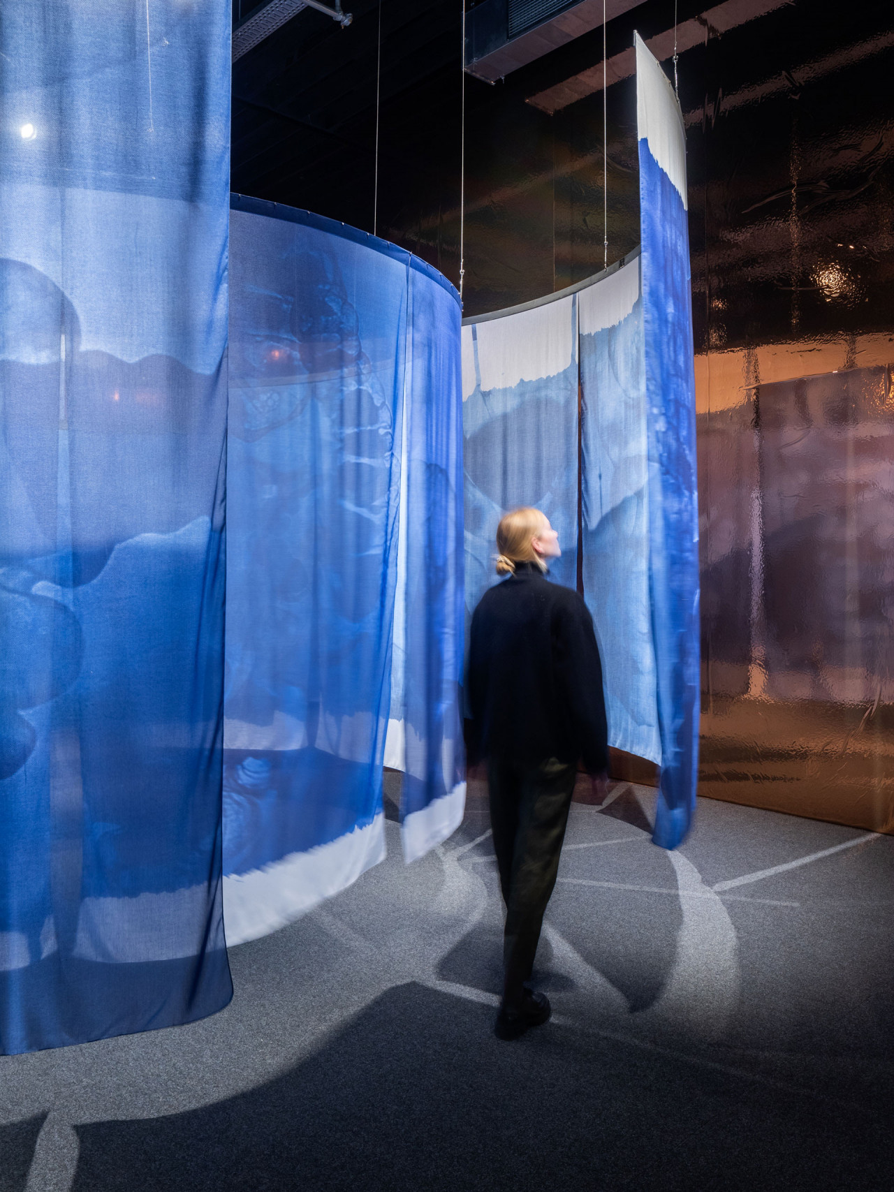 <em>Styx - La rivière</em> (2021) dans l'exposition personnelle <em>Styx</em>, PHOXXI Deichtorhallen, Hambourg, Allemagne 2022. Crédit Photo: Henning Rogge