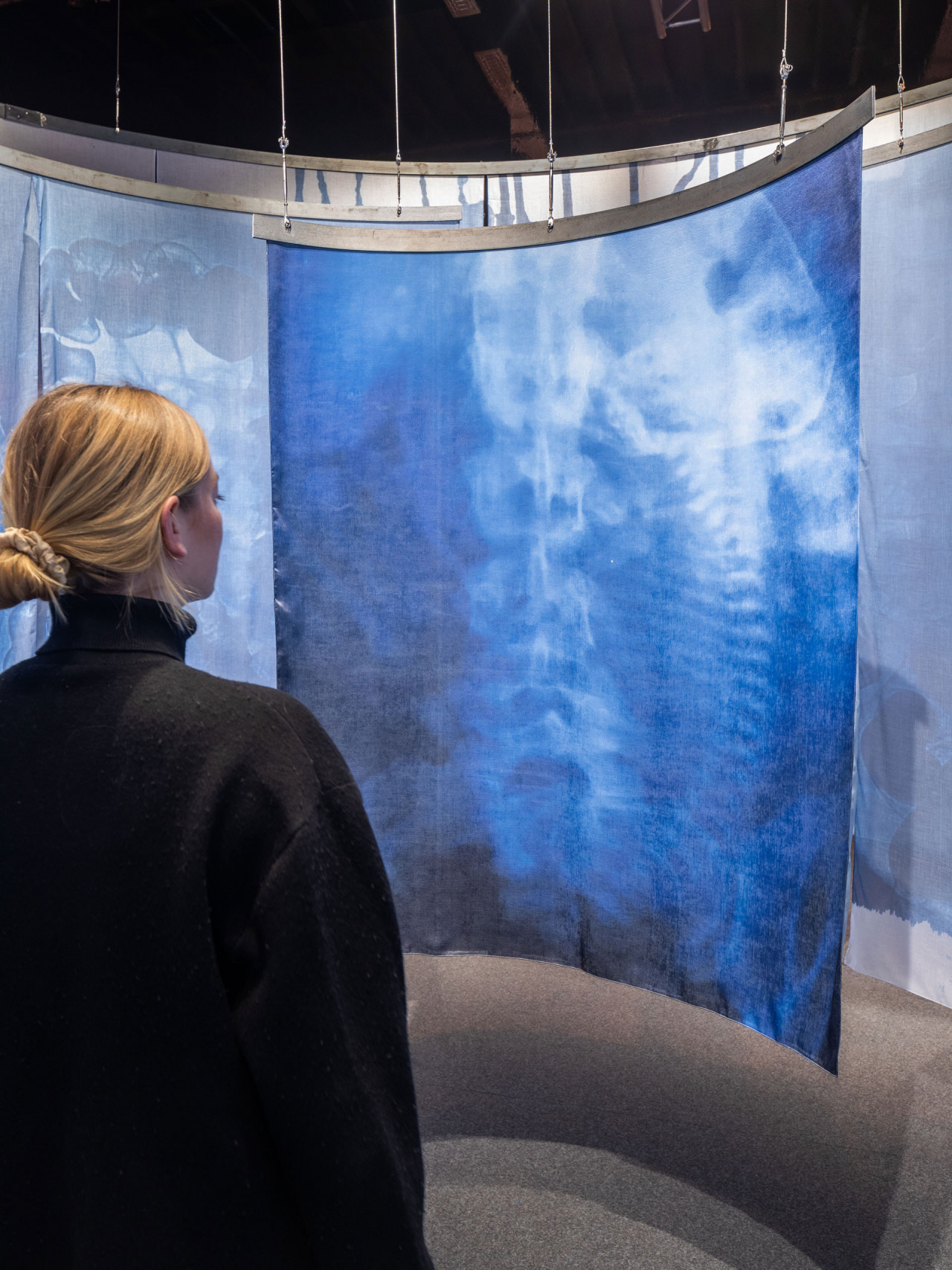 Styx - La rivière (2021) dans l'exposition personnelle Styx, PHOXXI Deichtorhallen, Hambourg, Allemagne 2022. Crédit Photo: Henning Rogge